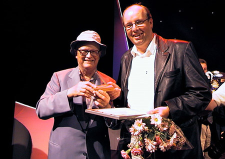 Povel Ramel och Magnus Wernersson ler mot kameran tillsammans