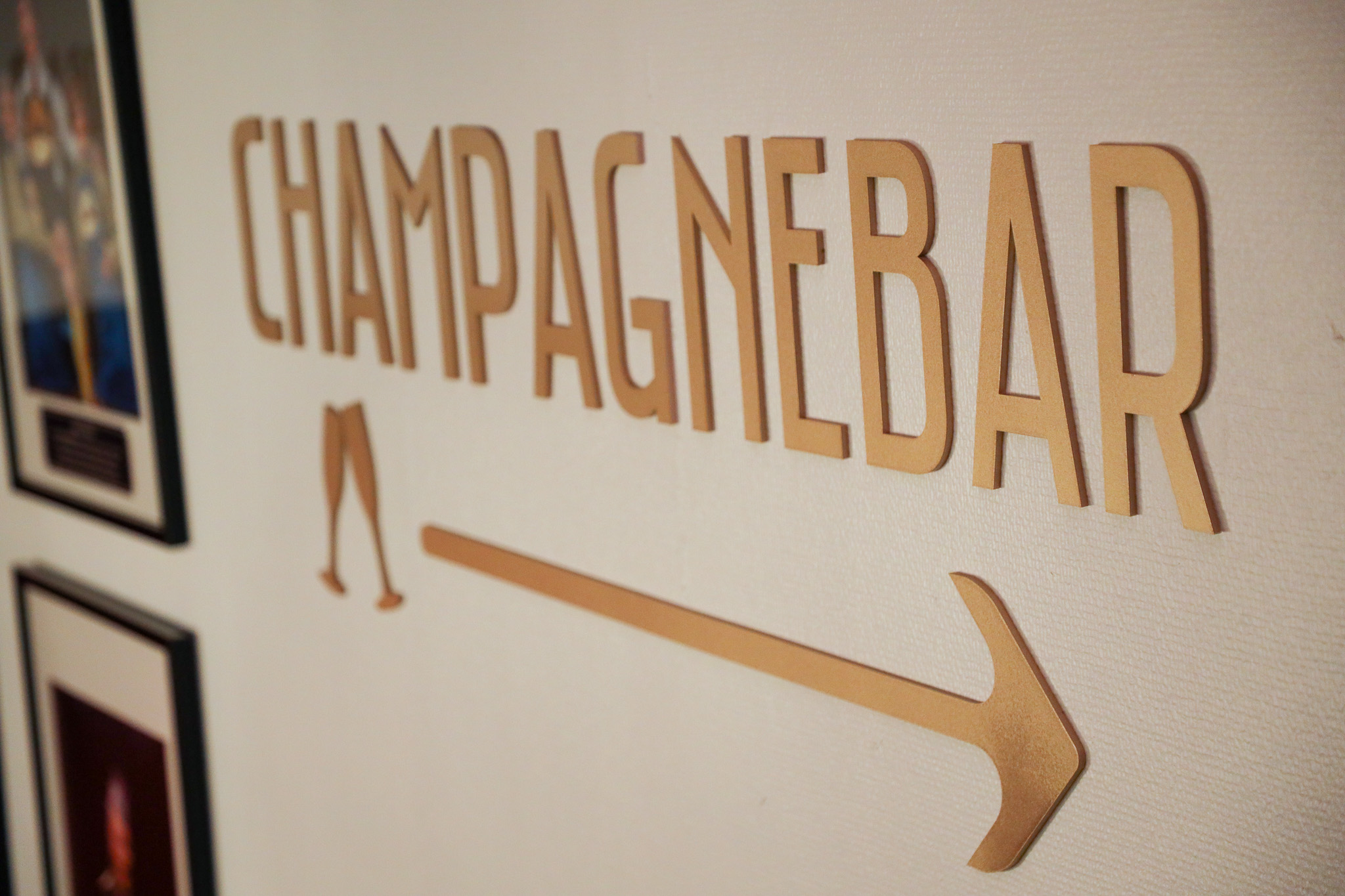 Champagnebar-skylt-med-pil-1B5A8303